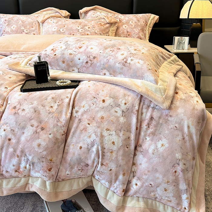 91家纺网 家纺一手货源 找家纺 凡客家居 2024新款高克重牛奶绒数码印花双拼角四件套 罗莉纱