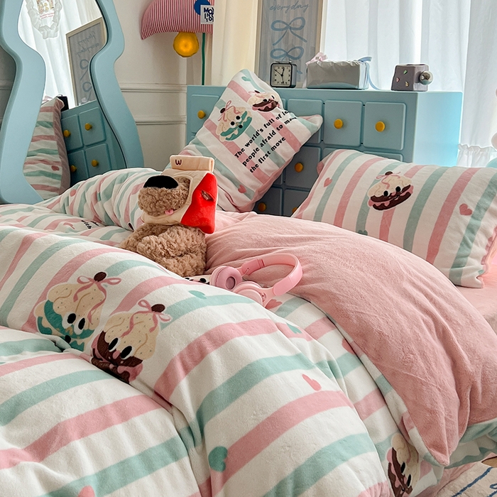 91家纺网 家纺一手货源 找家纺 昔可家纺 2024新款印花牛奶绒四件套系列-卡通系列 萌萌竖条蛋糕