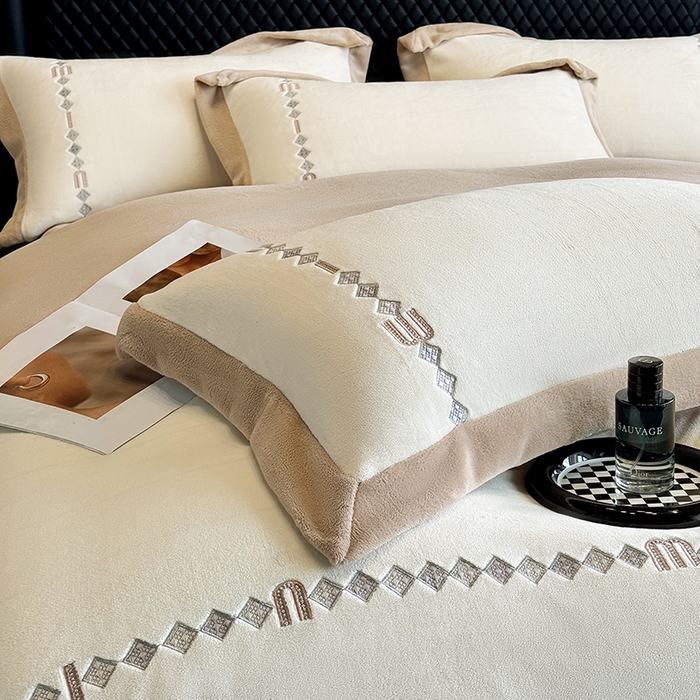 91家纺网 家纺一手货源 找家纺 凡客家居 2024新款高克重牛奶绒绣花拼角四件套 奶油咖