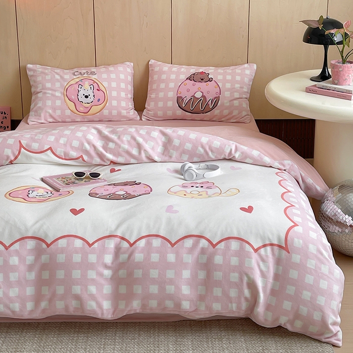 91家纺网 家纺一手货源 找家纺 昔可家纺 2024新款大版数码印花设计师牛奶绒四件套 甜甜圈萌宠