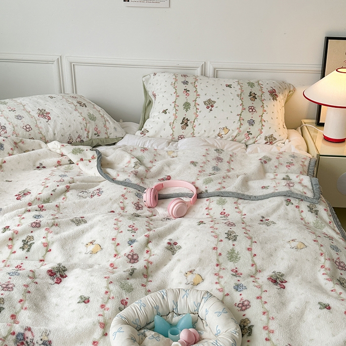 91家纺网 家纺一手货源 找家纺 （总）昔可家纺 2024新款保暖甜美草莓小兔单层毯