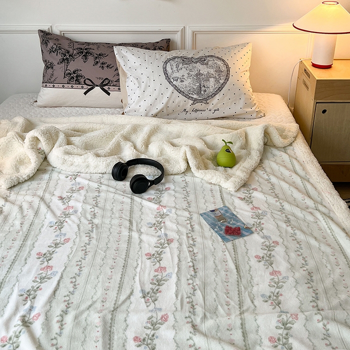 91家纺网 家纺一手货源 找家纺 昔可家纺 2024新款羊羔绒牛奶绒毛毯系列（三）-场景二-复古花卉系列 琉璃花语