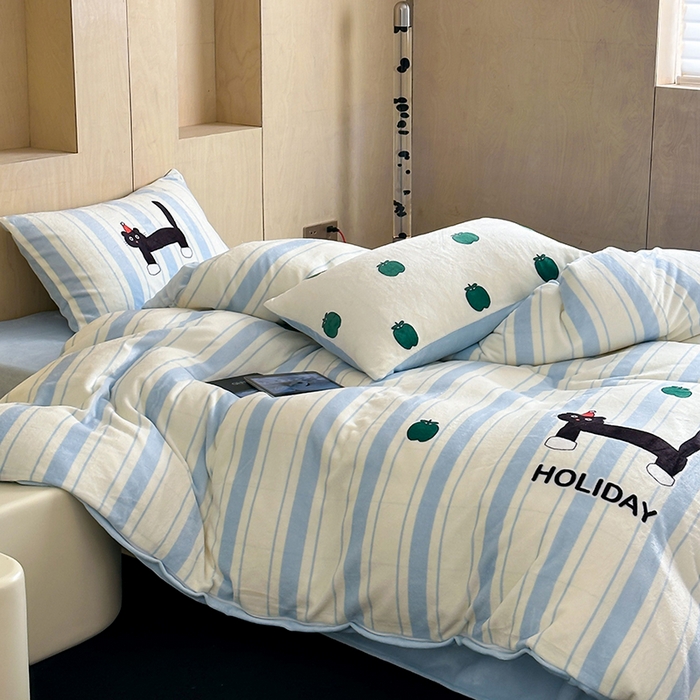 91家纺网 家纺一手货源 找家纺 昔可家纺 2024新款大版数码印花设计师牛奶绒四件套 绿苹果小黑猫