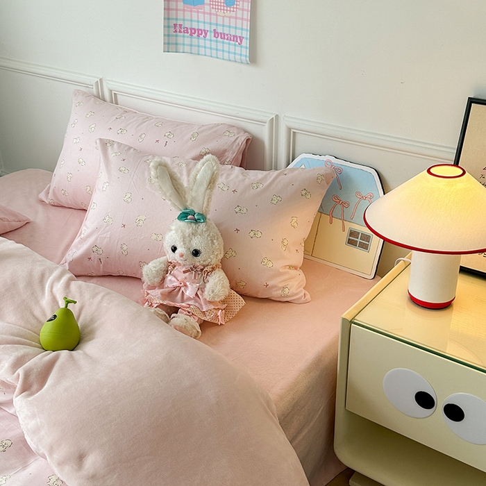 91家纺网 家纺一手货源 找家纺 昔可家纺 2024新款秋冬新款棉加牛奶绒四件套 粉粉小比熊