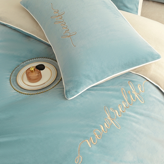 91家纺网 家纺一手货源 找家纺 （总）安莱生活 2024新款A类高克重小香风奢美牛奶绒英文刺绣四件套