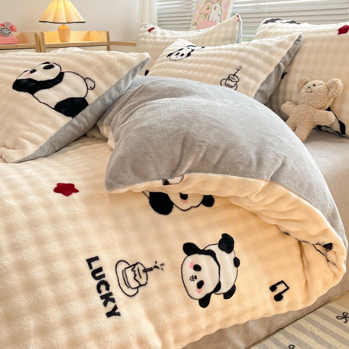 91家纺网 家纺一手货源 找家纺 梵克保罗 2024秋冬新款加厚泡泡牛奶绒数码印花工艺立体仿兔毛四件套 音乐熊猫