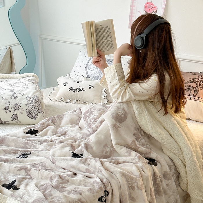 91家纺网 家纺一手货源 找家纺 昔可家纺 2024新款羊羔绒牛奶绒毛毯系列（三）-场景二-复古花卉系列 水墨花蝴蝶