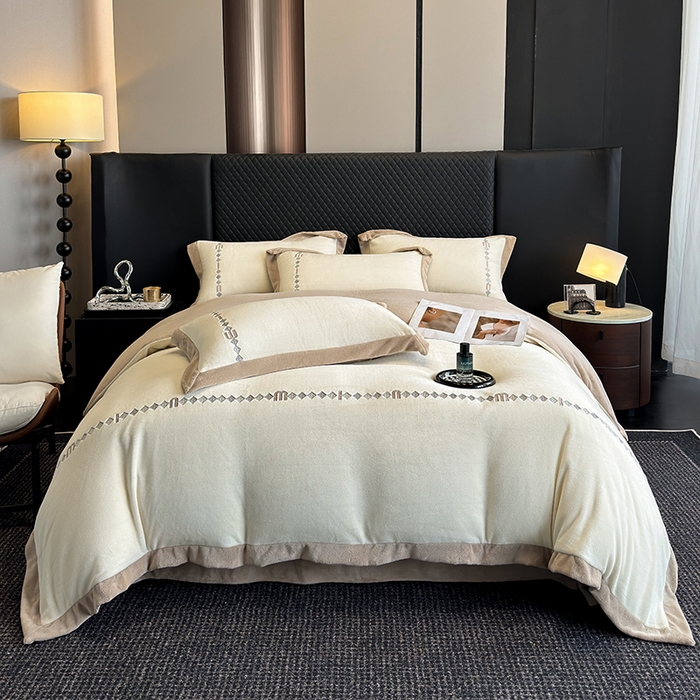 91家纺网 家纺一手货源 找家纺 凡客家居 2024新款高克重牛奶绒绣花拼角四件套 奶油咖