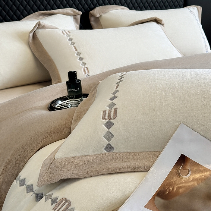 91家纺网 家纺一手货源 找家纺 凡客家居 2024新款高克重牛奶绒绣花拼角四件套 奶油咖