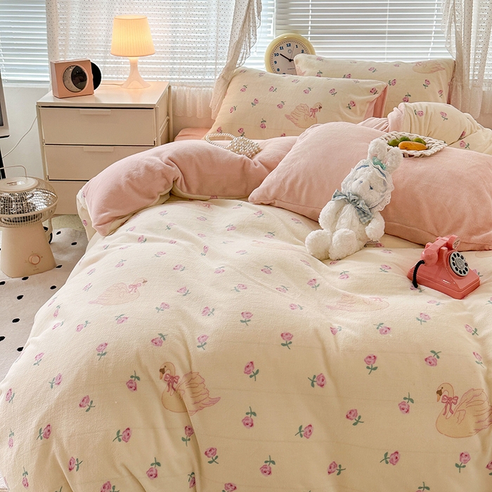 91家纺网 家纺一手货源 找家纺 昔可家纺 2024新款印花牛奶绒四件套系列-2023年热款系列 天鹅玫瑰