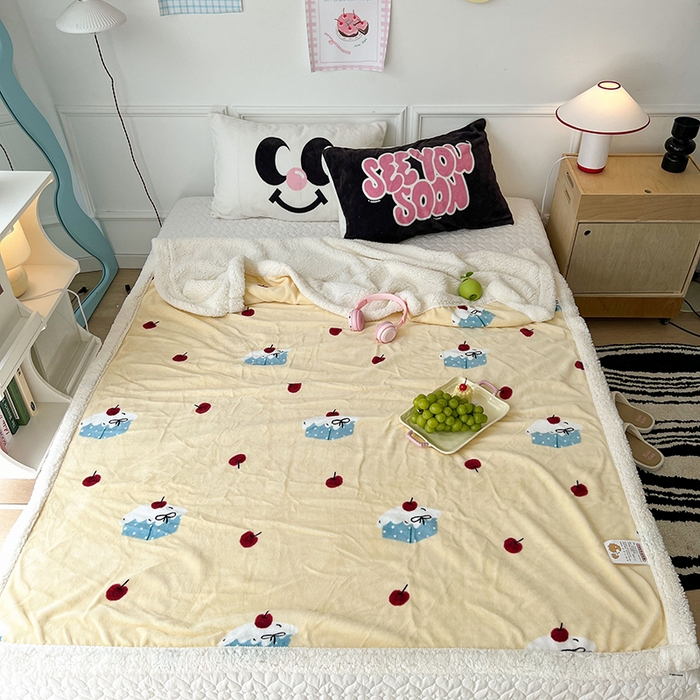 91家纺网 家纺一手货源 找家纺 昔可家纺 2024新款羊羔绒牛奶绒毛毯系列（三）-场景二-ins风系列 樱桃奶油蛋糕