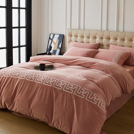 91家纺网 家纺一手货源 找家纺 （总）安莱生活 2024新款高克重牛奶绒锦丝绒美式毛巾绣巴洛克四件套