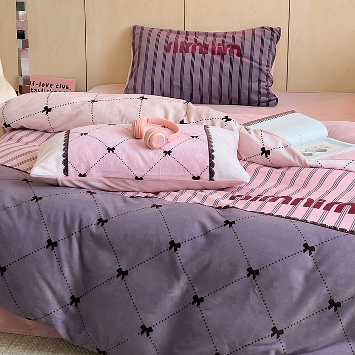 91家纺网 家纺一手货源 找家纺 昔可家纺 2024新款大版数码印花设计师牛奶绒四件套 缪斯女孩