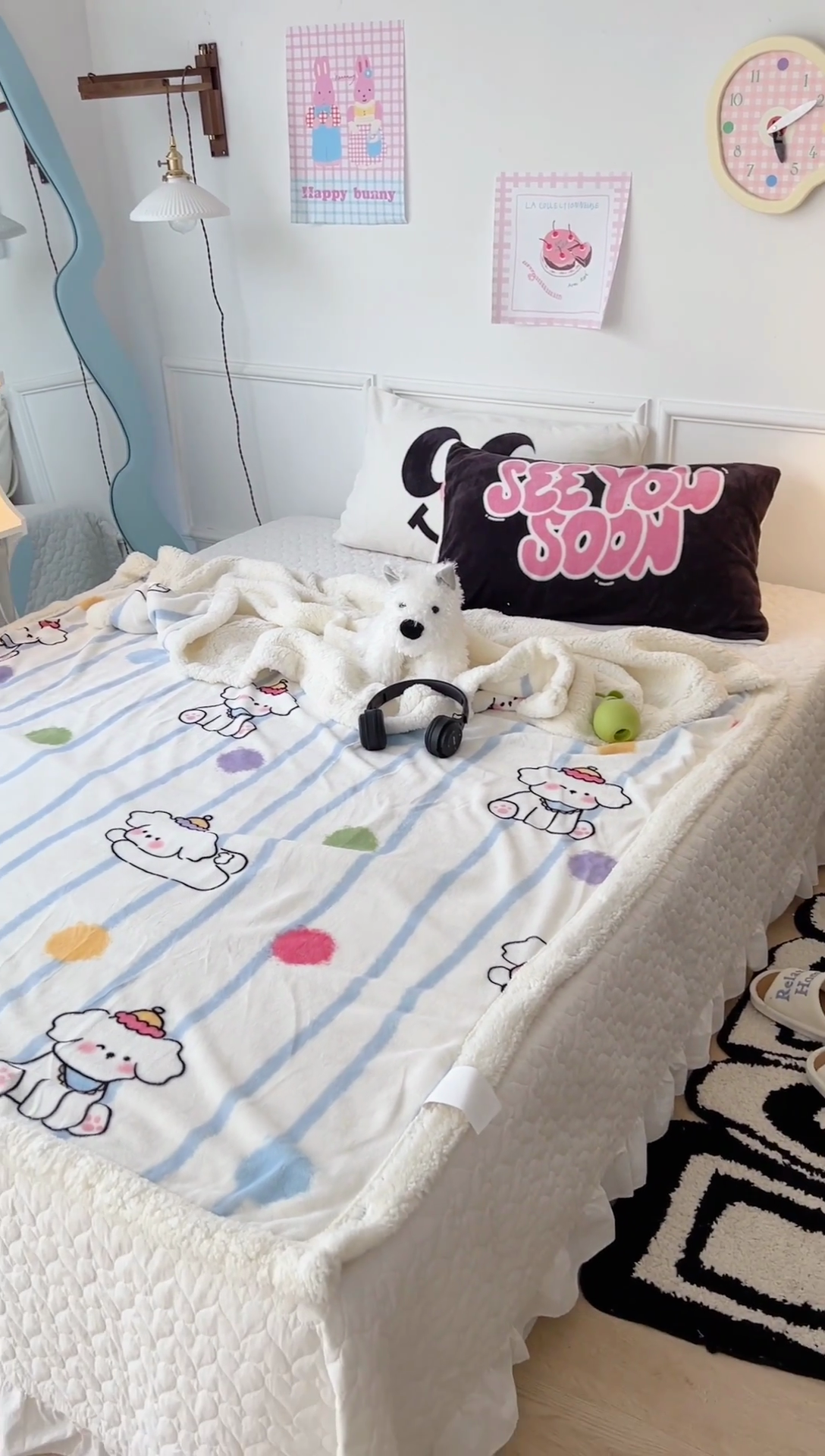 91家纺网 家纺一手货源 找家纺 昔可家纺 2024新款羊羔绒牛奶绒毛毯系列（三）-场景二-卡通系列 蓝波纹奶狗