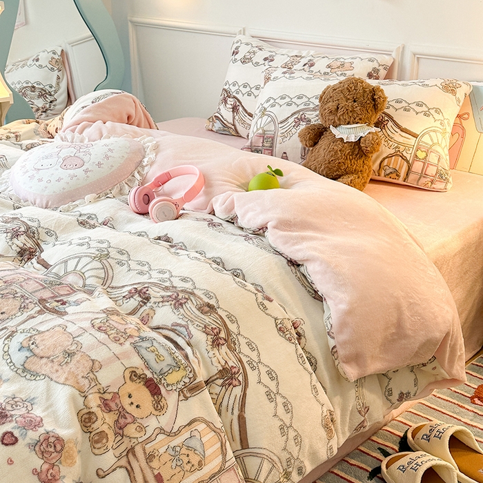 91家纺网 家纺一手货源 找家纺 昔可家纺 2024新款印花牛奶绒四件套系列-洛丽塔风 小熊玩偶屋
