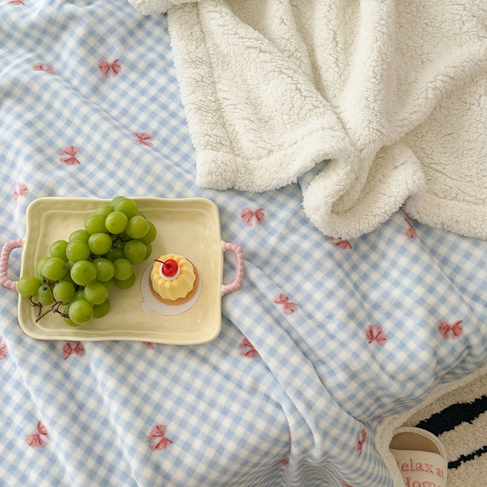 91家纺网 家纺一手货源 找家纺 昔可家纺 2024新款羊羔绒牛奶绒毛毯系列（三）-场景二-少女风系列 蓝格蝴蝶结