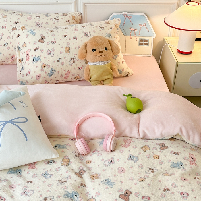 91家纺网 家纺一手货源 找家纺 昔可家纺 2024新款印花牛奶绒四件套系列-卡通系列 油画小萌物