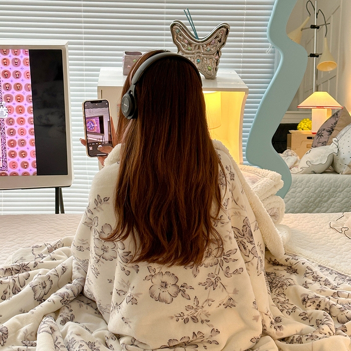 91家纺网 家纺一手货源 找家纺 昔可家纺 2024新款羊羔绒牛奶绒毛毯系列（三）-场景二-复古花卉系列 墨山繁花