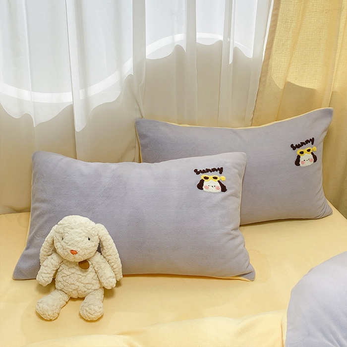 91家纺网 家纺一手货源 找家纺 眠帛家居 2024新款高克重双拼牛奶绒毛巾绣四件套 萌宠