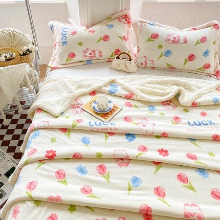 91家纺网 家纺一手货源 找家纺 （总）花伞家居 2024直播新款牛奶绒羊羔绒多功能复合拉链被套款毛毯