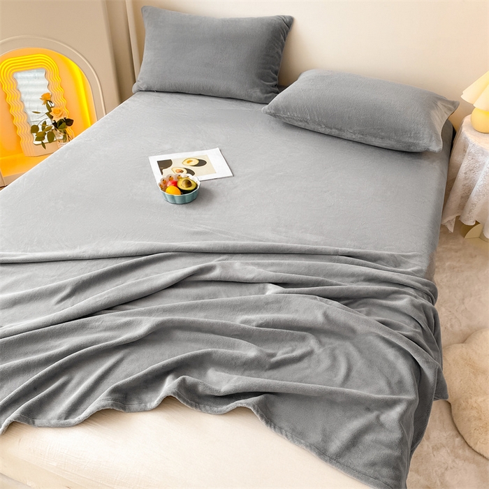 91家纺网 家纺一手货源 找家纺 眠帛家居 2024新款纯色高克重牛奶绒单床单 浅灰