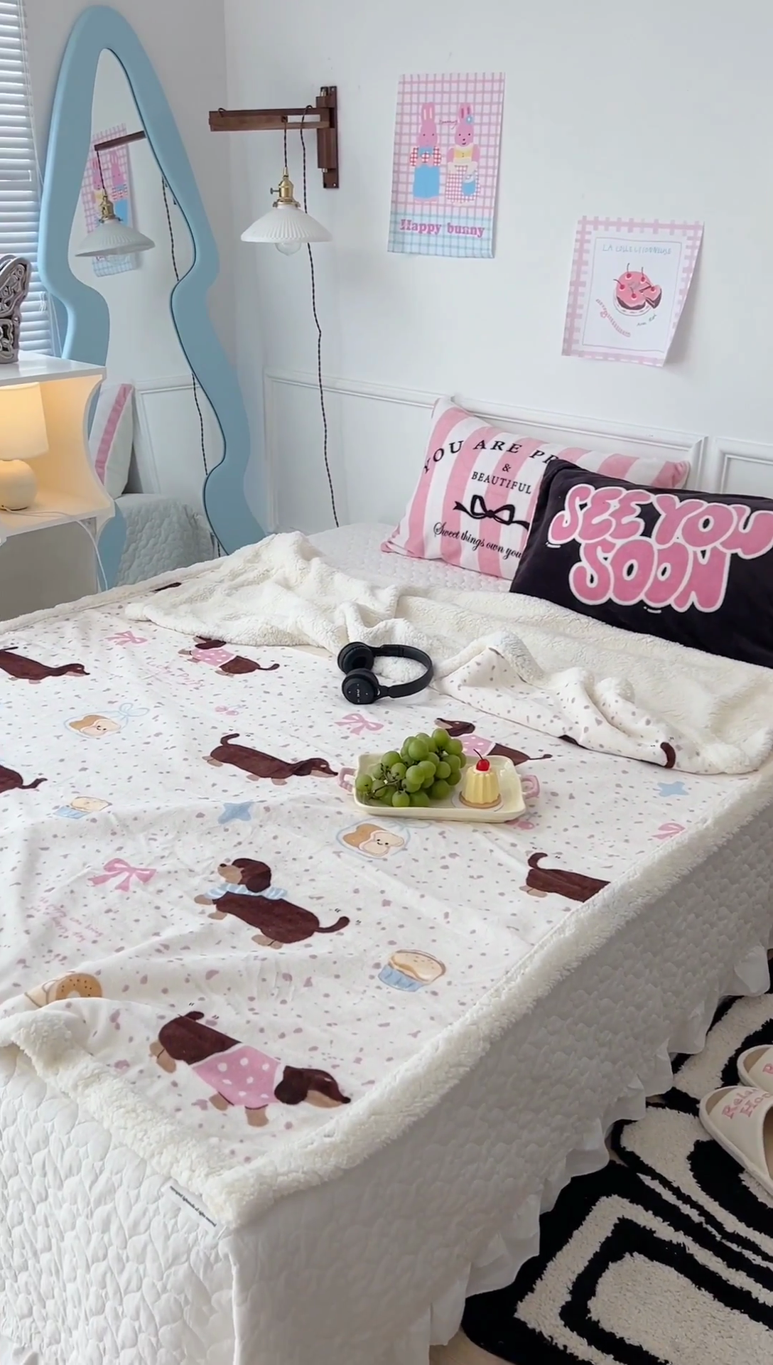 91家纺网 家纺一手货源 找家纺 昔可家纺 2024新款羊羔绒牛奶绒毛毯系列（三）-场景二-卡通系列 点点腊肠狗