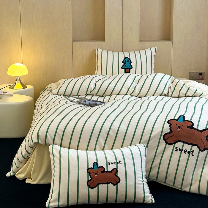 91家纺网 家纺一手货源 找家纺 昔可家纺 2024新款大版数码印花设计师牛奶绒四件套 圣诞帽狗狗