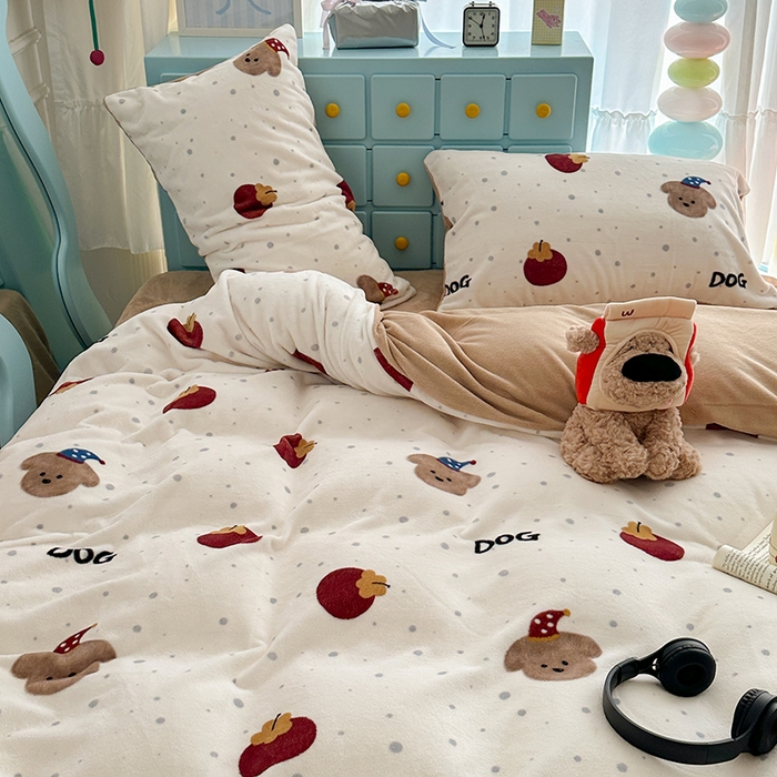 91家纺网 家纺一手货源 找家纺 昔可家纺 2024新款印花牛奶绒四件套系列-卡通系列 苹果小棕狗