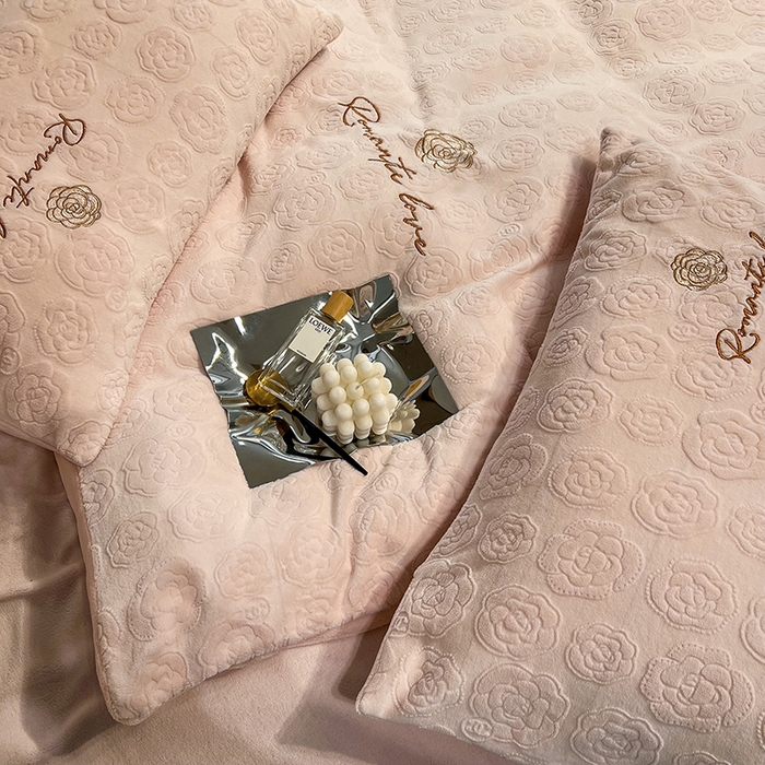 91家纺网 家纺一手货源 找家纺 眠多宝 2024新款纯色牛奶雕花绒刺绣四件套 樱花粉