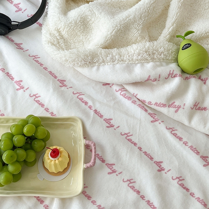 91家纺网 家纺一手货源 找家纺 昔可家纺 2024新款羊羔绒牛奶绒毛毯系列（三）-场景二-ins风系列 梦幻粉色字母