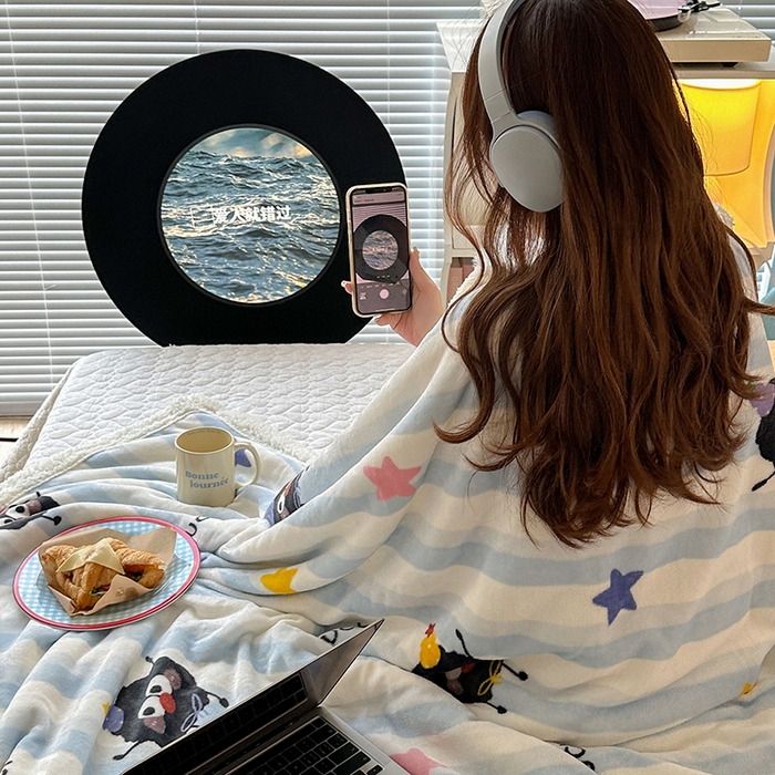 91家纺网 家纺一手货源 找家纺 昔可家纺 2024新款羊羔绒牛奶绒毛毯系列（三）-场景二-卡通系列 星星小黑球