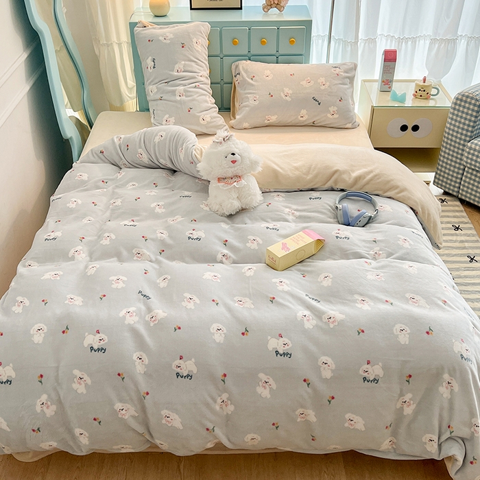 91家纺网 家纺一手货源 找家纺 昔可家纺 2024新款印花牛奶绒四件套系列-卡通系列 蓝底小奶狗