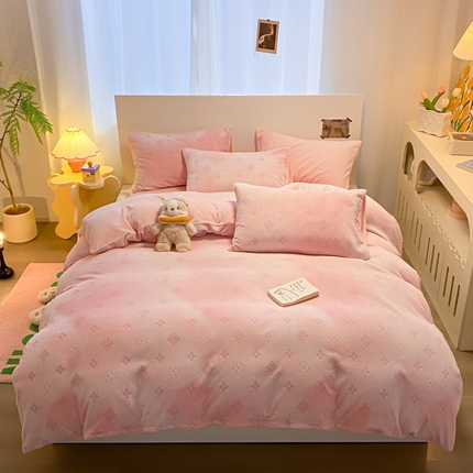 91家纺网 家纺一手货源 找家纺 呗旺鹿 2024新款高克重着色烂花雕花牛奶绒轻奢四件套 爱维芙蓉粉