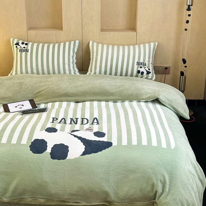 91家纺网 家纺一手货源 找家纺 昔可家纺 2024新款大版数码印花设计师牛奶绒四件套 趴趴熊猫