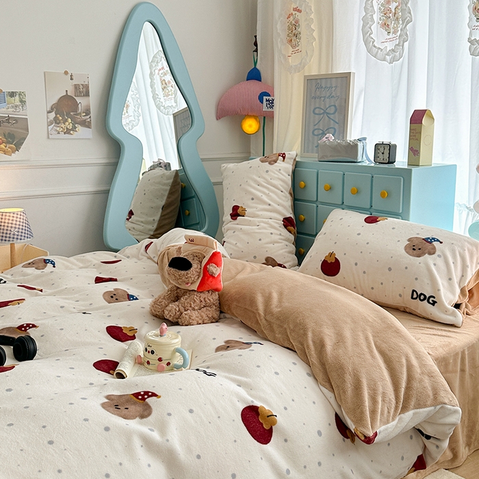 91家纺网 家纺一手货源 找家纺 昔可家纺 2024新款印花牛奶绒四件套系列-卡通系列 苹果小棕狗