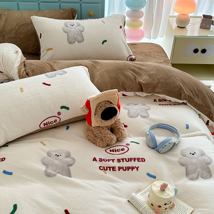 91家纺网 家纺一手货源 找家纺 昔可家纺 2024新款印花牛奶绒四件套系列-卡通系列 朱古力小灰熊