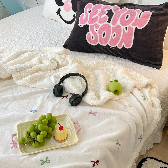 91家纺网 家纺一手货源 找家纺 昔可家纺 2024新款羊羔绒牛奶绒毛毯系列（三）-场景二-少女风系列 多巴胺蝴蝶结