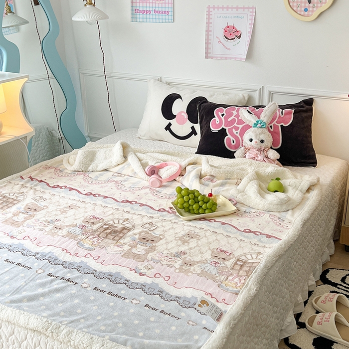 91家纺网 家纺一手货源 找家纺 昔可家纺 2024新款羊羔绒牛奶绒毛毯系列（三）-场景二-洛丽塔系列 小熊烘焙屋