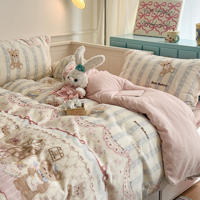 91家纺网 家纺一手货源 找家纺 昔可家纺 2024新款印花牛奶绒四件套系列-洛丽塔风 小熊烘焙屋