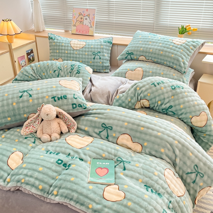 91家纺网 家纺一手货源 找家纺 梵克保罗 2024秋冬新款加厚泡泡牛奶绒数码印花工艺立体仿兔毛四件套 爱心绿