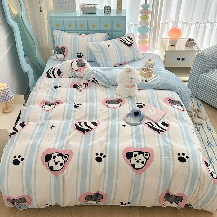 91家纺网 家纺一手货源 找家纺 昔可家纺 2024新款印花牛奶绒四件套系列-卡通系列 爱心脚印狗狗