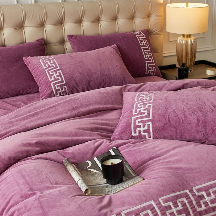 91家纺网 家纺一手货源 找家纺 安莱生活 2024新款高克重牛奶绒锦丝绒美式毛巾绣巴洛克四件套 巴洛克-魅紫