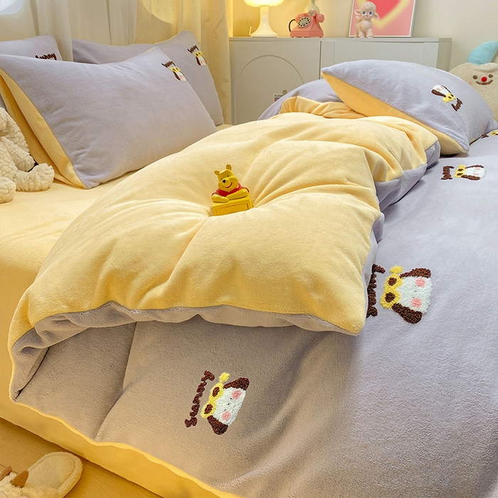 91家纺网 家纺一手货源 找家纺 眠帛家居 2024新款高克重双拼牛奶绒毛巾绣四件套 萌宠