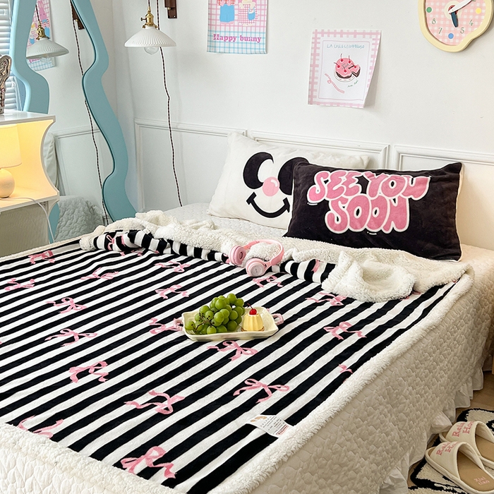 91家纺网 家纺一手货源 找家纺 昔可家纺 2024新款羊羔绒牛奶绒毛毯系列（三）-场景二-少女风系列 黑粉芭蕾蝴蝶结