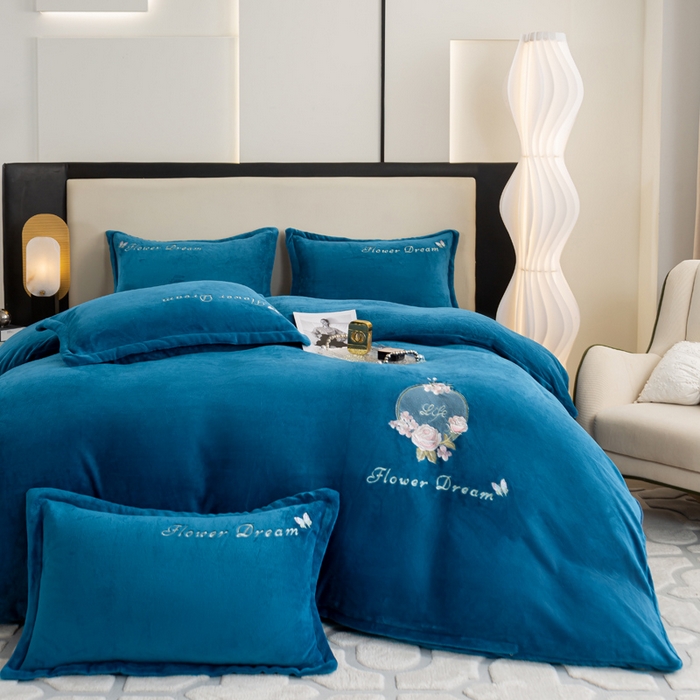 91家纺网 家纺一手货源 找家纺 晶缦家纺 2024新款高克重牛奶绒刺绣花四件套 花仙子-藏蓝