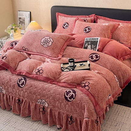 91家纺网 家纺一手货源 找家纺 （总）茉保家纺 2025新款包边款印花牛奶绒床盖四件套