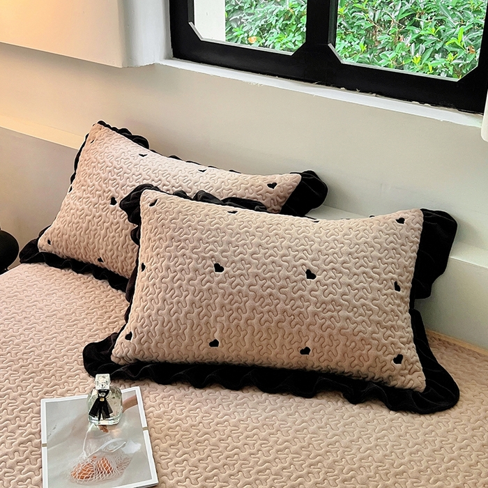 91家纺网 家纺一手货源 找家纺 美梦家纺 2024新款牛奶绒法式绣花夹棉床盖 绒爱心·卡其色