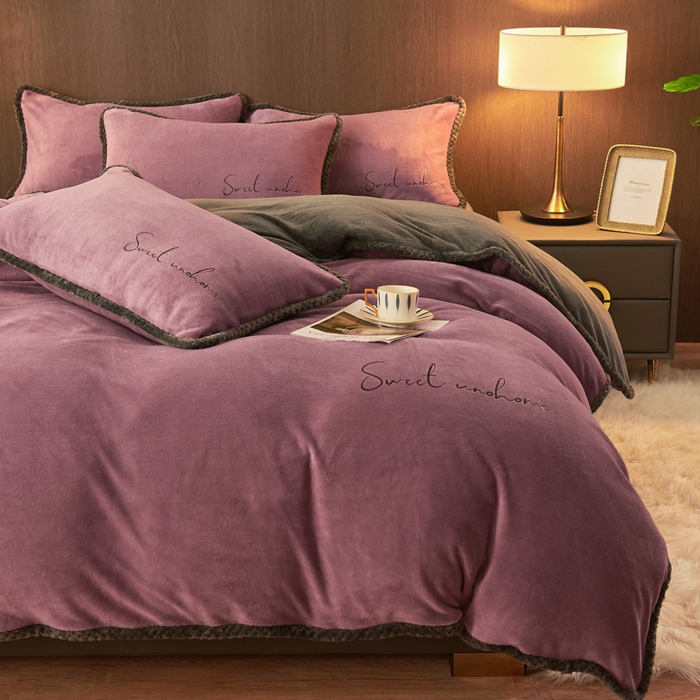 91家纺网 家纺一手货源 找家纺 吾诺 2024新款双拼色牛奶绒四件套 风格一 双拼浅紫