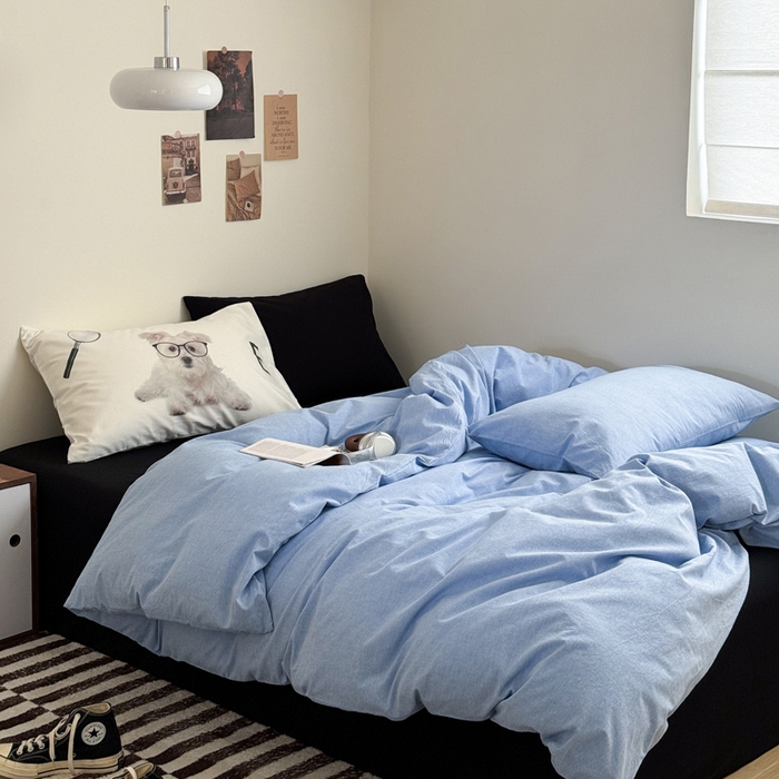 91家纺网 家纺一手货源 找家纺 艾沁家纺 2024新款简约风全棉色织水洗棉混搭四件套 天蓝+黑（黑色枕+印花枕）