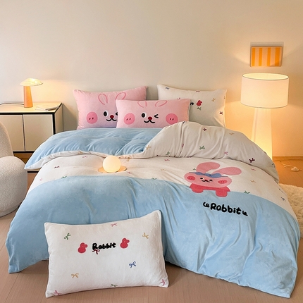 91家纺网 家纺一手货源 找家纺 （总）如一 2024新款牛奶绒拼接工艺款贴布绣+毛巾绣四件套